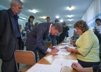 Губернатор Приамурья проголосовал на выборах мэра и депутатов Благовещенска