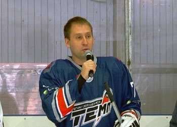 Мэр Благовещенска Александр Козлов сыграл на открытии сезона Ночной хоккейной лиги