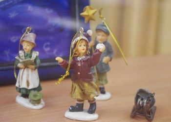 В Благовещенске показали голландские елочные игрушки и поющую чашу из Непала