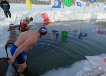 В Райчихинске спортсмены из Сибири и Дальнего Востока соревновались в плавании в холодной воде