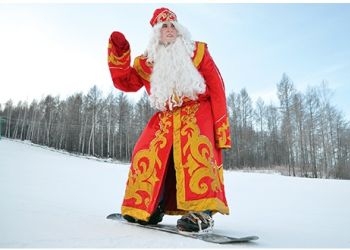 Тындинский сноубордист поменял защитную маску на бороду Деда Мороза