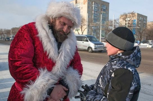 Деды Морозы-байкеры раздавали конфеты детям на площади Ленина