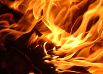 В Свободном огонь спалил вещи на чердаке жилого дома