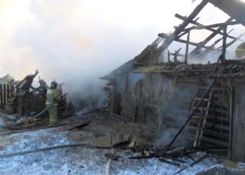 В Шимановске сгорели летняя кухня, баня, дровеник и сарай