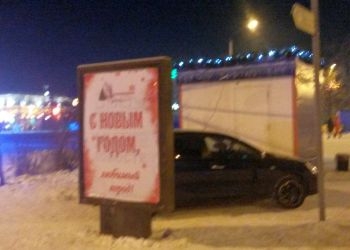 Благовещенский автохам оставил свой транспорт прямо в снежном городке