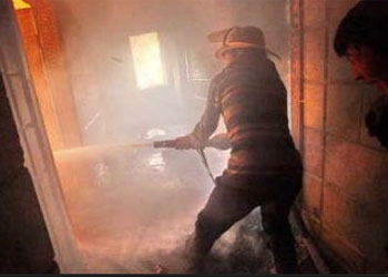 Благовещенские пожарные тушили дом на Станционной