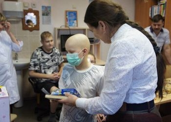 Православные амурчане порадовали маленьких пациентов подарками
