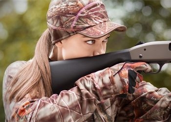 В Приамурье охотничьи билеты получили две сотни женщин