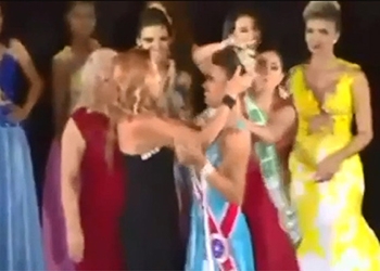 Участница конкурса красоты сорвала корону с головы победительницы (видео)