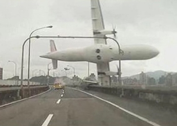 В Тайване в реку упал пассажирский самолет (видео)