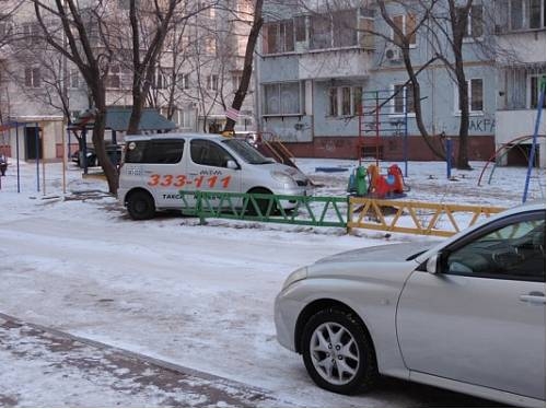 Автохам припарковал свой автомобиль на детской площадке в Благовещенске
