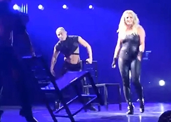 Во время концерта с Бритни Спирс слетел парик (видео)
