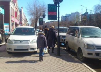 Автохам припарковался на тротуаре в центре Благовещенска