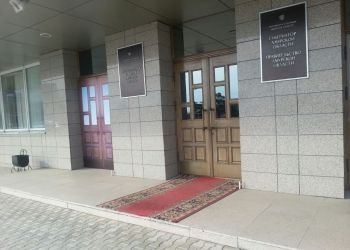 На входе в правительство Амурской области сняли дверь 