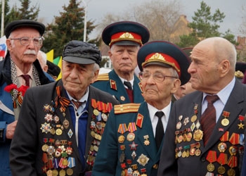 Амурским ветеранам к праздникам дарят бесплатный проезд по России
