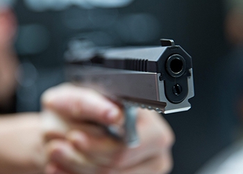 Трехлетний ребенок в США застрелил годовалого из найденного дома пистолета