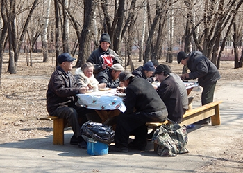 Благовещенских бездомных накормили куличами