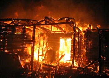 В Райчихинске полностью сгорел нежилой дом