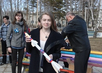 Благовещенские школьники на Восточном запустили в небо модели ракет