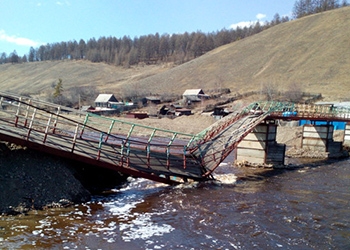 В Сковородине рухнул мост через реку Невер