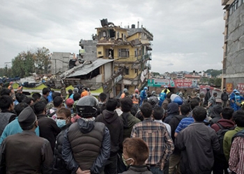 В Непале женщина провела 33 часа под развалинами