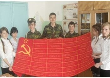 В Свободненском районе школьники вышили на Знамени Победы фамилии ветеранов