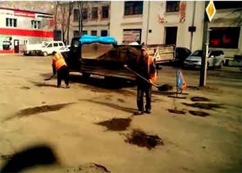 Жители Свободного недовольны ямочным ремонтом дорог