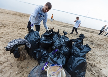 Студенты собрали 60 мешков мусора с благовещенского пляжа на берегу Зеи