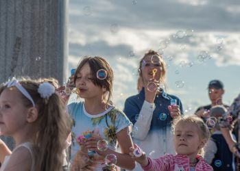 В День защиты детей в небо над Благовещенском улетели тысячи воздушных пузырей 