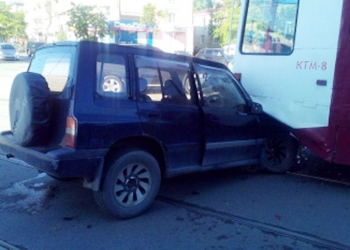 Во Владивостоке джип попал под трамвай