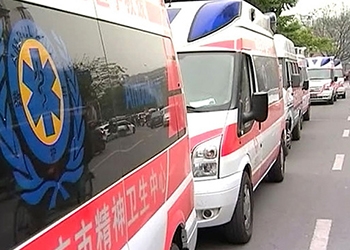В Китае автобус врезался в опору транспортной развязки 