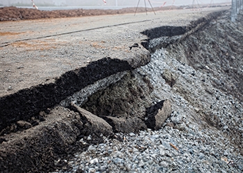 Во Владивостоке на трассе обрушился построенной к саммиту АТЭС скальный грунт