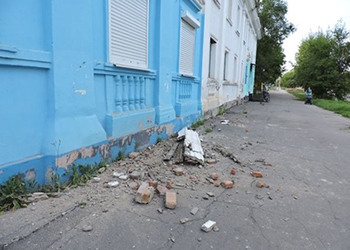 В центре Райчихинска отвалилась часть крыши двухэтажки