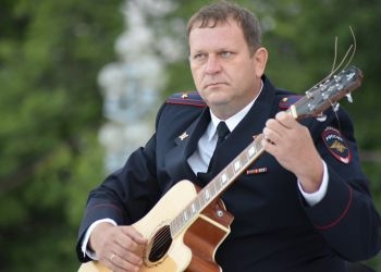 В Благовещенске полицейские, пограничники и сотрудники службы исполнения наказаний спели песни под гитару