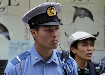 В Японии мужчина взял в заложники двух продавцов и требовал от них выпивку