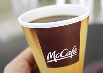 Японка порезала рот из-за куска пластика в кофе из McDonald's
