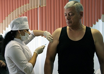 Руководитель областного Минздрава Николай Тезиков привился от гриппа