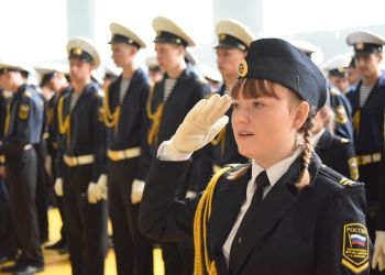 Молодые моряки Благовещенска впервые надели гюйсы