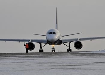 В аэропорту Хабаровска Boeing 777 перед взлетом задел Ан-26