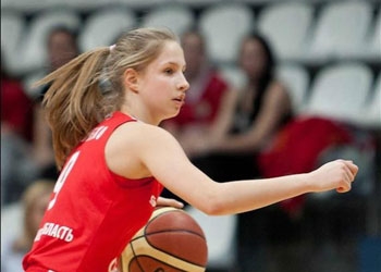 Российская сборная по баскетболу, в составе которой играет уроженка Тынды, разгромила команду Болгарии