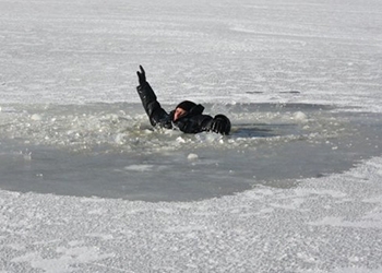 В Хабаровском крае продолжают искать людей, которые провалились под лед
