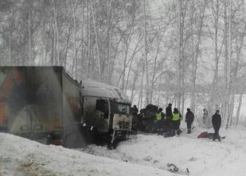 Большегруз упал в обрыв в Тындинском районе: водитель погиб