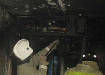 В поселке Новобурейский пожарные вынесли из огня пожилую женщину