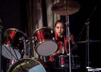 Школьница из Китая удивила амурчан игрой на барабанах
