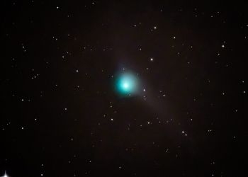 Комета с двумя хвостами приблизится к Земле сегодня ночью