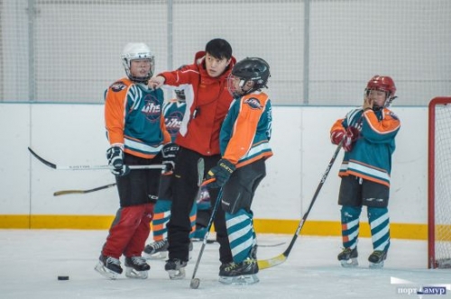 Юные хоккеисты из Китая пришли в восторг от благовещенского крытого катка