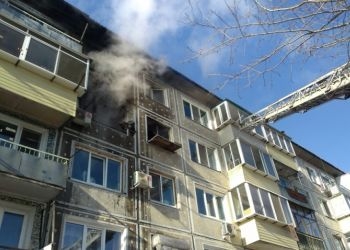 Благовещенские пожарные спасли пятерых человек из горящего дома