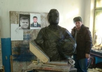 На Каслинском заводе отливают барельеф Олегу Пешкову