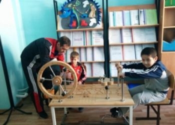 Школы Белогорского района получили сухие бассейны и столы для рисования песком