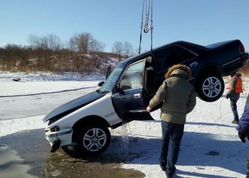 В Свободном во время ралли под лед ушел автомобиль